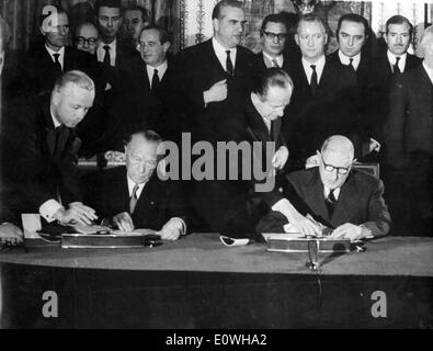 Konrad Adenauer und Charles De Gaulle einen Vertrag zu unterzeichnen Stockfoto