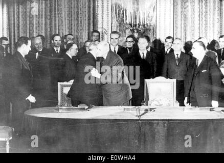 Charles De Gaulle und Konrad Adenauer nach Unterzeichnung des Elysee-Vertrags Stockfoto