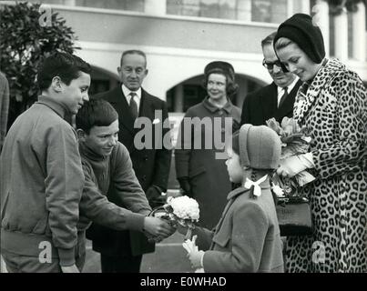 28. Januar 1963 - hier ist Princess Grace mit ihrer Tochter Caroline, die Blumen von zwei jungen von der Monaco Yacht Club empfängt. Stockfoto