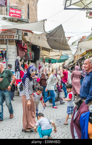 Islamische Mutter auf der Suche nach ihren Kindern in Kemeralti (Basar)-Izmir, Türkei. Stockfoto