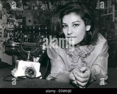2. Februar 1963 - Rom, Februar 1963 - ist Anna Maria Pace ein schönes junges Mädchen, von typischen römische Schönheit, ein Star werden will! Jemand sollte ihr die Rresemblance mit der Schauspielerin Silvana Mangano und dann hat sie hofft nun, dass die Mangano ruhigen Haushälterin, um ihren Platz einzunehmen gesagt haben. Sie machte ihre '' Performance'' in Frankreich arbeiten in einem Film unter der Regie von Henry Eruel '' Le Soleil Dans la Tête ''. Tatsächlich, dieses attraktive Mädchen in kurzen Hosen für TV erscheint und unterschrieb einen Vertrag bei einem bekannten Produktionshaus Stockfoto