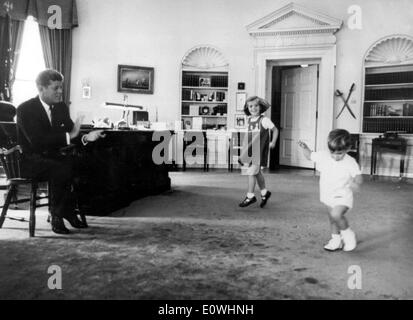 Präsident Kennedy spielen mit seinen Kindern im Weißen Haus Stockfoto