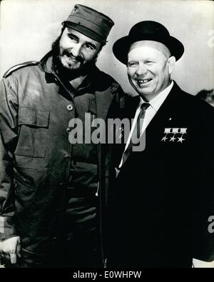 5. Mai 1963 - Chruschtschow und Castro in Moskau. Kubanischer Ministerpräsident Fidel Castro, der bei einem Besuch in Russland verbrachte einen Tag in den Wald - in der Nähe von Moskau mit Mr Khrushchev. Foto zeigt:-Fidel Castro mit seinem Gastgeber Herr Khrushchev. Stockfoto