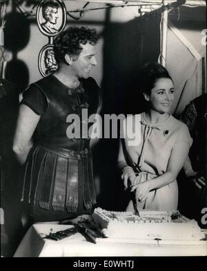 2. Februar 1963 - die schöne Liz Taylor feiert ihr 31.. Geburtstag im Studio Party Film star Elizabeth Taylor feierte ihren 31. Geburtstag auf einer Party in den Pinewood Studios, mit dem Schauspieler Richard Burton auch in Anwesenheit. Beide Sterne sind am Pinienwald für die Dreharbeiten zu '' V.I.P'' Foto zeigt: Liz Taylor schneidet den Geburtstag Kuchen mit einem Gladiator Schwert von Richard Burton beobachtet Gladiators Kleidung zu tragen. Stockfoto