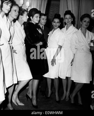 Schauspielerin Sophia Loren backstage bei einer Modenschau für Dior Stockfoto