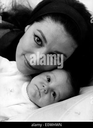 Schauspielerin Pier Angeli mit ihrem neugeborenen Sohn Andrew Trovaioli Stockfoto