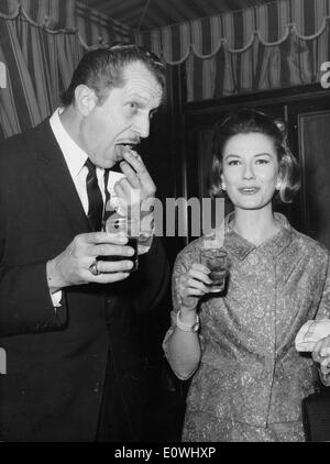 Schauspieler Vincent Price und Emma Danieli auf einer party Stockfoto