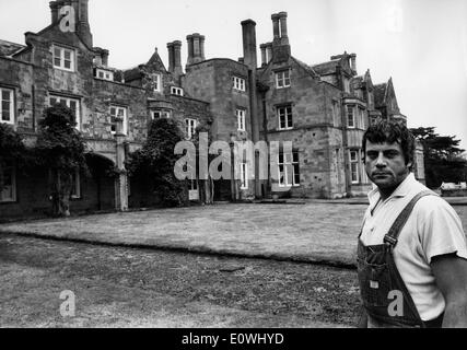 Schauspieler Oliver Reed vor seinem Haus, Broome Halle Stockfoto