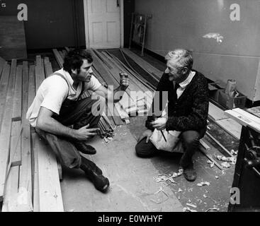 Schauspieler Oliver Reed im Gespräch mit der Zimmermann in seinem Haus Stockfoto