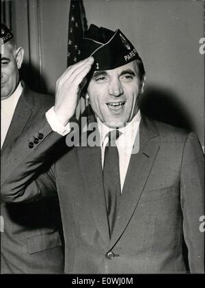 23. Februar 1963 - wurde Sänger Charles Aznavour zum Ehrenmitglied der American Legion gemacht. Hier zeigt er den '' Veterans of Foreign Wars'' Hut trägt. Stockfoto