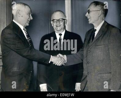 3. März 1963 - treffen USA und URSS Wissenschaftler sich in Rom, ein Kooperationsprogramm des gemeinsamen Studien niedlicher Platz zu diskutieren. Eröffnung anlässlich der Tagung fand in der US-Botschaft. Foto zeigt die Führer der sowjetischen und der amerikanischen Delegationen Anatoli Blagonravov und Hugh Dryden Händedruck Minister Francis Willtaneon, stellvertretender Leiter der Mission, blickt auf. Stockfoto