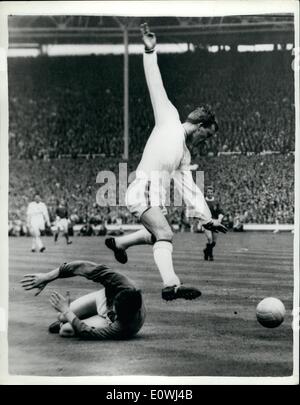 5. Mai 1963 - Manchester United schlägt Leicester City 3: 1 im Finale: mit fliegenden Arme, Leicester City im inneren linken D. Gibson löscht Manchesters Torwart D. Gaskell während dieses Nachmittags FA Cup-Finale im Wembley-Stadion. Stockfoto