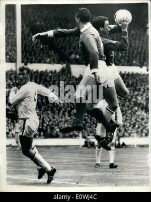 5. Mai 1963 - Manchester United im FA Cup Leicester City 3-1 schlagen: an diesem Nachmittag abgebildet F.A.-Cup-Finale im Wembley-Stadion sind Leicester City wieder R. normannisches links (links) Blick über seine Schulter auf seinen Torwart G. Banken (rechts) fängt den Ball aus einem Freistoß. Challenging Zentrum ist ein indentified Manchester-United-Spieler. Stockfoto