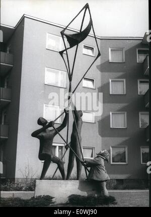 3. März 1963 - unabhängig von Wind und Wetter sind die Berliner Kinder können nun über das ganze Jahr, lassen auch ihre Drachen zu fliegen, wenn sie nicht über eine eigene Kite. Fliegen des Kites ist der Titel von der Bronze-Skulptur des Berliner Bildhauers Ursula Forster (Ursula Forste), die jetzt in der Gemeinschaft Park Berlin Lankwitz errichtet worden ist. Für die kleinen Kinder, die mit ihren Müttern zu über Fuß sind, ist es eine große Freude, auch die Zeichenfolge des Kites zu halten. Stockfoto