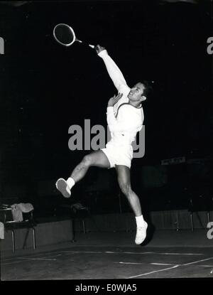 3. März 1963 - All England Badminton Championships - im Wembley-Stadion. Japanische Meister In Aktion... Mehr als zweihundert Konkurrenten repräsentieren eine Rekordzahl von fünfzehn Ländern nehmen Teil an den 53. All England Badminton Championships - am Empire Pool, Wembley heute. Keystone-Foto zeigt: Yashio Komita, der japanische Meister - in Aktion am Empire Pool am Nachmittag. JSS/KEYSTONE ML/754724 Stockfoto