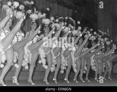 4. Juni 1963 - Paris, Frankreich - weltberühmte Moulin Rouge Kabarett, von Toulouse-Lautrec verewigt ist in Montmartre, der einzige Ort in Paris gelegen finden Sie das wahre können can. Das Moulin Rouge ist ein Touristenziel bietet musikalische und tänzerische Unterhaltung für Erwachsene Besucher aus der ganzen Welt. Im Bild: Moulin Rouge 'Doris Girls'. Stockfoto