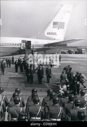 6. Juni 1963 - abgebildet ist US-Präsident John F. Kennedy, nachdem er in der deutschen Stadt Köln angekommen ist. Es war das erste Stockfoto