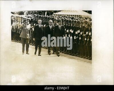 6. Juni 1963 - Besuch von Präsident John F. Kennedy in der Bundesrepublik Deutschland (Juni 23 bis 26 1963). Comasny: Mr. Dean Rusk, Außenministerin der Vereinigten Staaten von Amerika und anderen führenden Persönlichkeiten. Orte: Bonn, Colegas, Frankfurt/Main. Wiesbaden und Berlin. In der Bild-Ankunft am Flughafen Köln/Bonn - Wahn überprüfen Sie Präsident Kennedy und Bundeskanzler Adenauer Guard of Honour der föderalen Truppen. Neben dem Präsidenten: Bundesminister der Verteidigung. Herr Von Hassel; im Hintergrund links: allgemeine Foertsch, Chef des Stabes der Bundeswehr. Stockfoto