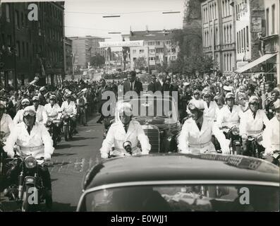 6. Juni 1963 - Besuch von Präsident John F. Kennedy in der Bundesrepublik Deutschland (23. bis 26. Juni 1963) Firma: Mr. Dean Rusk, Außenministerin der Vereinigten Staaten von Amerika und anderen führenden Persönlichkeiten. Orte: Bonn, Köln, Frankfurt/Mai Wiesbaden und Berlin. Foto zeigt Präsident Kennedy in der Nähe des Rathauses der Stadt Bonn Stockfoto