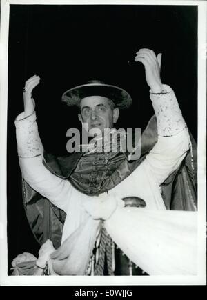 6. Juni 1963 - Montini ist der neue Papst: 65-j hrige Giovanni Battista Montini, Erzbischof von Mailand wurde den neuen Papst ernannt. Er bringt den Titel Papst Paul VI. Foto zeigt, dass Giovanni Montini anerkennt die Ovationen des Publikums, wenn nach seiner Ernennung zum Erzbischof von Mailand im Jahr 1958 kehrte er nach Mailand zurück. Stockfoto