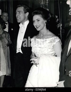 13. März 1963 - Prinzessin Margaret besucht Ballett-Gala: die Königin-Mutter - Prinzessin Margaret und Lord Snowdon gestern Abend besuchte das Gala-Nacht der Ballett - am royal Opera House, Covent Garden. Die Leistung war zugunsten der Royal Ballet Benevolent Fund - und enthalten die neuen Ballett Marguerite und Armand. Foto zeigt Prinzessin Margaret und Lord Snowndon gestern Abend in der Oper ankommen. Stockfoto