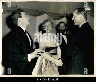 6. Juni 1963 - Prinz Philip besucht '' Tom Jones'' Premiere.: H.R.H Prinz Philip heute Abend besuchte die Weltpremiere des Films "Tom Jones" an der London Pavilion. Die Aufführung war zugunsten der Duke of Edinburgh Award Schema und die Jugendclubs für Jungen und Mädchen in Israel. Foto zeigt, dass Prinz Philip plaudert mit den Stars des Films (links nach rechts) Albert Finney, Dame Edith Evans und Hugh Griffiths während des Empfangs vor dem Film. Stockfoto