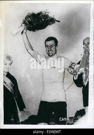 6. Juni 1963 - Shay Elliot voraus In Tour De France: Ire Seamus Elliott war noch vor Inmthe Tour de France Radrennen nach gestrigen 147 Meile Etappe von Roublaix nach Rouen, und so behält das gelbe Trikot des Gesamtführenden. Foto zeigt nach den Etappensieg zu Ruublaix Shay Elliot wurde der Gesamtführende Rennen und gilt nach präsentiert mit dem gelben Trikot und einen Blumenstrauß. Stockfoto