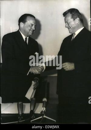 6. Juni 1963 - McGhee US-Botschafter in Berlin: George C. McGhee (GEORGE C. MCGHEE) kam zu seinem ersten offiziellen Besuch neue amerikanische Botschafter in der Bundesrepublik Deutschland, Berlin. In der Mittagszeit er besucht EZB Bürgermeister Willy Brandt in der Schoneberger Townhall und schreibt seinen Namen in das Goldene Buch der Stadt. Foto zeigt Botschafter George C. McGhee und Willy Brandt. Stockfoto