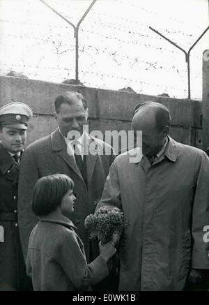 4. April 1963 - Adlai E. Stevenson In Berlin: Für einen kurzen Besuch, American Chief-Delegierter der Vereinten Nationen, Adlai (Adlai) in Berlin angekommen. Sofort nach seiner angekommen nimmt er Sight-seeing-Tour lange Wand. Foto zeigt wenig Sylvia präsentiert Adlai E.Stevenson Blumen auf den Potsdamer Platz an der Wand. Links, ein West-Berliner Polizist und Gebäude-Senator Rolf Schwedler. Stockfoto