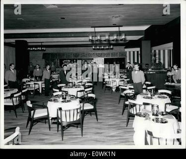 4. April 1963 - beherbergt befindet sich im Erdgeschoss des London Hilton, das London Tavern Restaurant 100. Die Einrichtung verbindet dunkel gebeizt Holz, London Ziegel, Gips, Kupfer, Schmiedeeisen und Stahl in Wand und Decke Behandlungen mit bunten Teppichen und Möbeln. Ein gemusterter hellen grüner Teppich schlägt das Grün der englischen Landschaft. Dekorative Kronleuchter sind schwarze Schmiedearbeiten und Glas hergestellt und gemusterten Kupfer Haube deckt den Grill im Hintergrund. Stockfoto