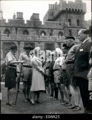 4. April 1963 - inspiziert Königin SCOUTS. Gestern bei der jährlichen ST. GEORGES DAY Zeremonie in Windsor Castle, THE QUEEN kontrolliert einen Marsch Vergangenheit von über 1000 Queen Scouts. Foto zeigt:-die Königin trifft einige der Commonwealth-Scouts bei der Parade. Auf der linken Seite im Kilt ist der Chief Scout, Sir Charles Maclean. Stockfoto