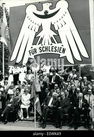 6. Juni 1963 - Grat Treffen der Schlesischen-Männer in Köln. In diesen Tagen gibt es ein großes Treffen der Krieg Expeled Schlesische Männer in Köln. Die Expeled-Schlesische Männer verlangen endlich 18 Jahre nach dem zweiten Weltkrieg die Rückgabe der deutschen Osten Länder nach Deutschland, die alle jetzt unter der Verwaltung der polnischen Regierung sind. Heute war eine große Demonstration in Köln, wo der Regent Bürgermeister von Berlin, Willy Brandt und der deutsche Bundeskanzler Dr. Adenauer zu sprechen. Foto zeigt prominente Mitglieder der westdeutschen Regierung mit Dr. Stockfoto