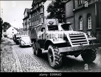 6. Juni 1963 - ostdeutschen Soldaten fliehen nach Westen in gepanzerten Streifenwagen: drei Soldaten der kommunistischen DDR Armee brach durch die Grenze der Stacheldraht an der Grenze der Zone in der Nähe von Bad Versfeld gerade zu der Zeit als sowjetischer premier Chruchtschow in East Berling, landete für eine Woche Besuch in kommunistischen Ostdeutschland regiert. Nach dem Durchbruch übergab die drei Flüchtlinge sich und seinem gepanzerten Fahrzeug der deutschen Grenzpolizei in Heringen, von wo sie zu schlechten Versfeld aufgenommen wurden. Der gepanzerte Wagen war von einem westdeutschen Grenze Polizei Mann Stockfoto