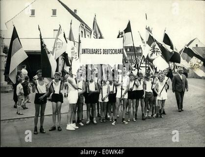 6. Juni 1963 - Staffellauf mit Fahnen von Westen zu Osten.: In diesen Tagen begann einen großen Staffellauf mit den Flaggen der Länder aus ganz Deutschland in Aachen nahe der belgischen Grenze in der deutschen Westend. Diese Staffellauf der deutschen Jugend mit den Flaggen endet die 17. Juni (Tag der Einheit des ganzen Deutschland) an der Grenze der DDR als Erinnerung an die beiden trennten sich Deutschland. Das Foto zeigt junge deutsche Jungs machen eine kleine Pause während der Staffellauf aus Aachen an der Grenze der DDR. Stockfoto