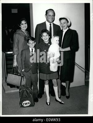 4. April 1963 - zeigt Schauspielerin Judy Garland mit Ehemann Sid Luft, Kinder, Lorna und Joe und ihrer Amme, Anita Oretengren, vor dem Einsteigen in ein TWA Starstream nach Los Angeles zurück. Stockfoto