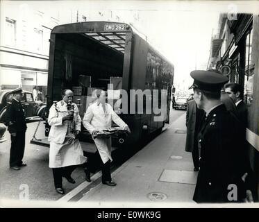 4. April 1963 - Silber entfernen.: Eines der weltweit wertvollsten silbernen Sammlungen wurde bewegt sich in Londons Westend in einem Möbel-LKW gestern von Pall Mall-Tresor auf der Bond Street, wo internationale Sammler werden zu der Kollektion und Gebote für die Plätze. Gestrigen Umzug erfolgte unter strenger Aufsicht der Polizei, ein Polizeiauto führt der LKW, und eine weitere nach, und bewaffnete Wachen und uniformierten und schlichte Kleidung Polizei wurden entlang der Strecke positioniert Stockfoto