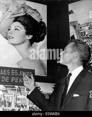 Schauspieler Charlton Heston mit Blick auf ein Plakat für "55 Tage in Peking" Stockfoto