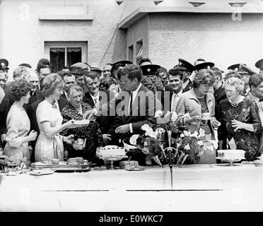 Präsident Kennedy trifft entfernte Verwandte auf Reise Stockfoto