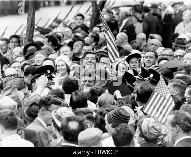 Präsident John F. Kennedy umgeben von einer Menschenmenge Stockfoto