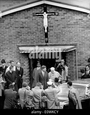 Präsident Kennedy verlassen Masse mit Priester Stockfoto