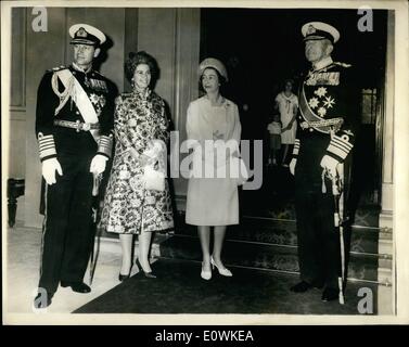 7. Juli 1963 - Staatsbesuch in London von König und die Königin der Hellenen: König Paul und Königin Frederika der Hellenen wurden an der Victoria Station heute Morgen von H.M Queen - Prinzessin Margaret und Mitglieder der Regierung. Foto zeigt Prinzessin Anne und Prinz Andrew, im Hintergrund warten im Inneren des Palastes für die Ankunft der königlichen Gäste gesehen. L-r: Herzog von Edinburgh, Königin Frederika von Griechenland; H.M der Königin und König Paul von Griechenland bei Ihrer Ankunft im Buckingham Palace. Stockfoto