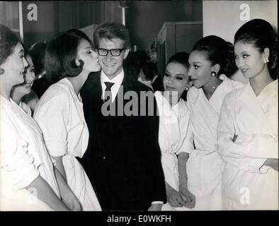 7. Juli 1963 - Yves Saint - Laurent präsentiert seine 63/64 Herbst-Winter Kollektion: Yves Saint-Laurent, die früher Modelisten bei Dior ist heute seine 63/64-Herbst-Winter-Kollektion präsentiert, in seine Ausstellungsräume, rue Spontini, Paris. Foto zeigt: Nach dem Erfolg der Show erhält Yves Saint-Laurent Herzlichen Glückwunsch aus seiner Figuren während einer von Ihnen, schwedische Eva Helsing Kissis ihn. Stockfoto