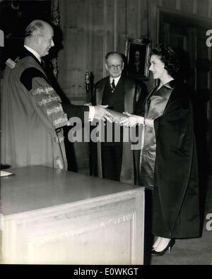 11. April 1963 - Pincess Margaret besucht Royal College of Surgeons - Prinzessin Margaret heute besuchte das Royal College of Surgeons in Lincoln es Inn Fields wo sie ein Stipendium der Honorery des College - Foto zeigt erhielt:-Prinzessin Margaret Receives Soroll der Bruderschaft vom Präsidenten der Hochschule Sir Arthur Porritt Bt. KCVO KCMG, CBE. Stockfoto