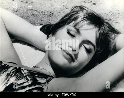 7. Juli 1963 - Rom: Catherine Spaak einer von Europas wichtigsten neuen Schauspielerin und Horst Buchholz, wissen zu europäischen und amerikanischen Filmpublikum, schildert die jungen Liebenden in dem romantischen Drama '' der leere Leinwand, basierend auf einem Roman von Alberto Moravia italienischen Autor vermerkt. Bette Davis, in Rom zur Teilnahme an den Film noch nicht angekommen sind herrschsüchtige Mutter, die versucht, ihren Sohn vor einem jungen Verführerin (Spaak) zu schützen. Der Film ist in Rom gedreht wird. Stockfoto