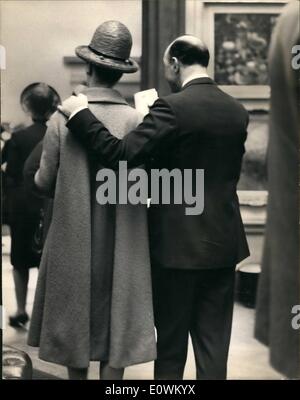 5. Mai 1963 - Vernissage-Akademie-Ausstellung. Herr und Frau John Profumo: viele bekannte Personen besuchten die Vernissage im Burlington House heute Morgen der Royal Academy Summer Exhibition. Foto zeigt Kriegsminister John Profumo mit seinen Arm um die Schulter seiner Frau Valerie Hobson sprechen durch die Ausstellung. Stockfoto