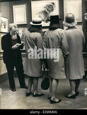 5. Mai 1963 - Private View Royal Academy-Ausstellung. Viele bekannte Personen besuchten die Vernissage im Burlington House of Royal Academy Summer Exhibition. Keystone-Fotoshows: - Kontrast in der Stile - drei Damen- und ein bärtiger Mann - auf der Messe. Stockfoto