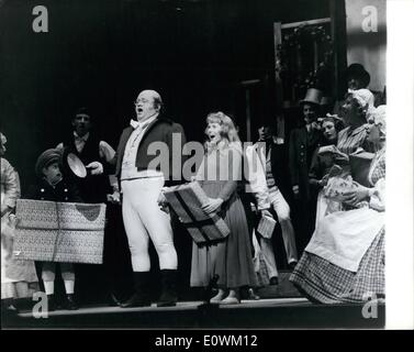 7. Juli 1963 - Harry Secombe Rehearses '' Pickwick''..: populäre Sänger - Schauspieler - Harry Secombe probt jetzt für die Titelrolle in der 0,000 musikalische '' Pickwick'' - basierend auf Charles Dickens 'Pickwick Papers''... Die Messe beginnt am Theater Sevilla am Donnerstag. Foto zeigt Harry Secombe als Mr Pickwick, singt während der Weihnachts-Szene. Stockfoto