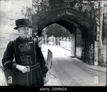 7. Juli 1963 - Tower von London durch '' Beefeater'' Streik geschlossen. An einem sonnigen Sonntag Nachmittag gibt es oft mehr als 25.000 Besucher in den Tower of London, aber gestern war es wegen eines Streiks die 38 Yeoman Warders, die die Beefeater, die Inszenierung begonnen haben jeden Sonntag durch einen Pay-Anspruch von 25 Schilling pro Woche und ein sechs-Stunden, in der 48 Stunden Woche Streiks verlassen. gestern die Beefeaters weigerte sich als Führer zu handeln, und nur sechs von ihnen waren im Einsatz, die Bewachung der Kronjuwelen. Foto zeigt das Gats verlassenen Tower of London gestern eine einsame Yeoman Warder steht. Stockfoto