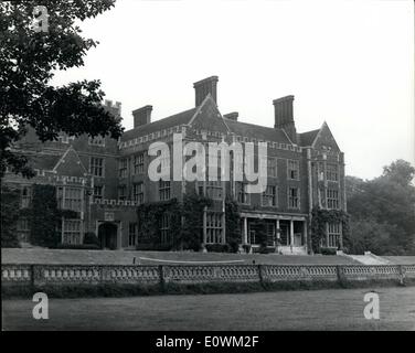 7. Juli 1963 - Prinzessin Anne neue Schule - Benenden - Kent... Gestern wurde bekannt, dass H.R.H. Prinzessin Anne -, 13 - Benenden Öffentlichkeit Schulbesuch - Kent - ab September... Die Prinzessin wird die erste Tochter eines souveränen, öffentliche Schule zu besuchen. Die Behörden erklären, dass die Prinzessin behandelt werden, genau wie alle anderen Mädchen (dreihundert von ihnen) - und ein Wohnheim mit einigen von ihnen geben. Die Grundschule in Höhe von 80 ist ab September auf 25 erhöht werden. Keystone-Foto zeigt: Außenansicht der Benenden School - in der Nähe von Cranbrook - Kent. Stockfoto