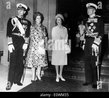 Königin Elizabeth II. begrüßt griechische Könige Stockfoto